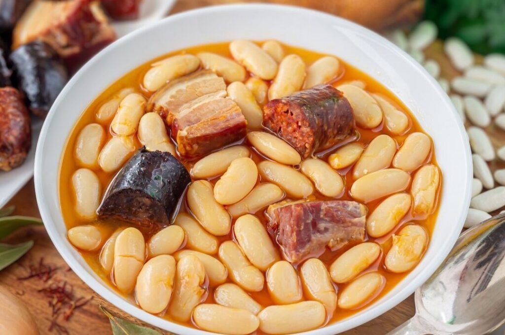 un plato de fabada asturiana