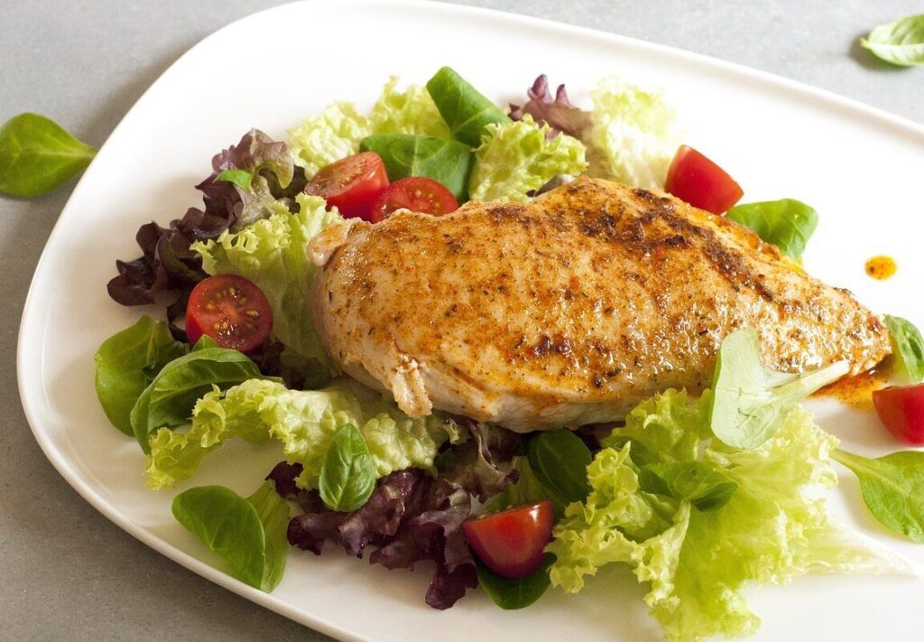 un plato de pollo jugoso