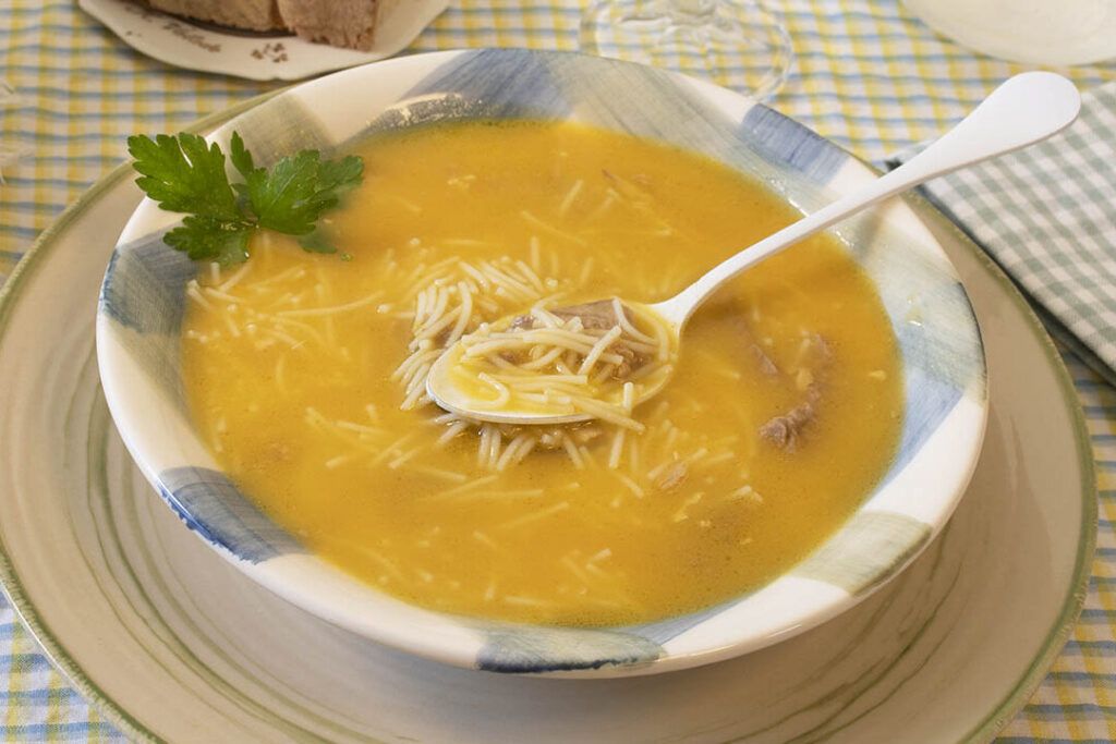 un plato de sopa