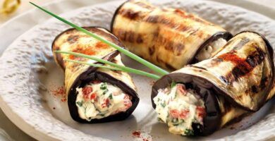 una berenjena y platos de comida saludable