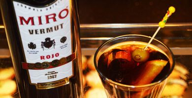 una botella de vermut recien preparado