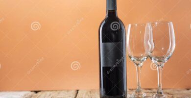una botella de vino en un fondo elegante