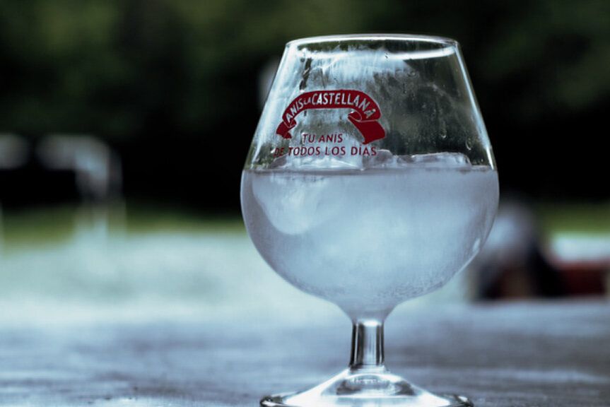 una copa de anis