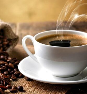 una taza de cafe