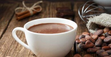 una taza de chocolate caliente