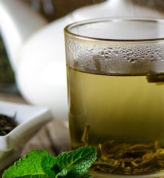 una taza de te verde con hierbabuena
