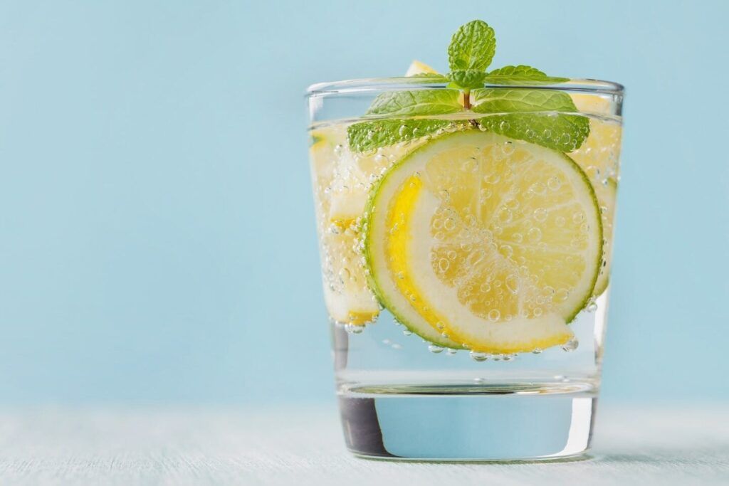 vaso con agua y limon