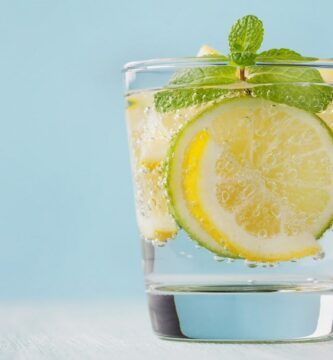 vaso con agua y limon