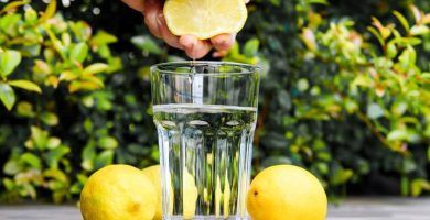 vaso de agua con limon y vinagre