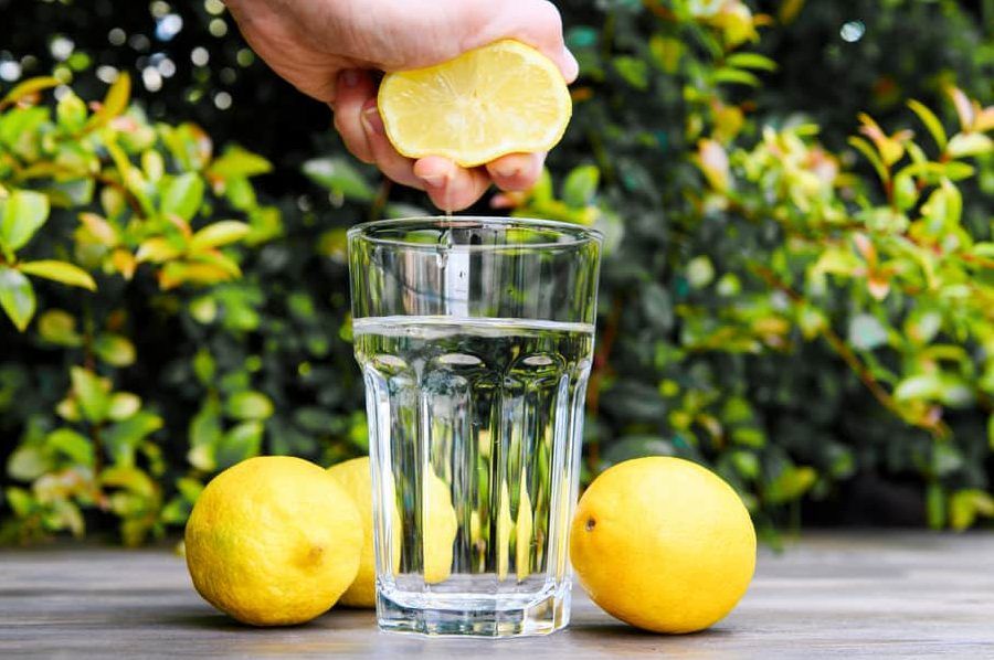 vaso de agua con limon y vinagre